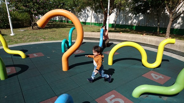 秀拉兒童遊戲場(鉛筆公園)：高雄~秀拉兒童遊戲場~鉛筆公園~大型繽粉鉛筆充滿童趣~遛小孩的好地方~