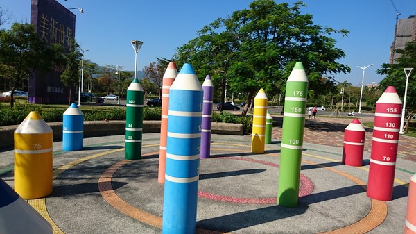 秀拉兒童遊戲場(鉛筆公園)：高雄~秀拉兒童遊戲場~鉛筆公園~大型繽粉鉛筆充滿童趣~遛小孩的好地方~