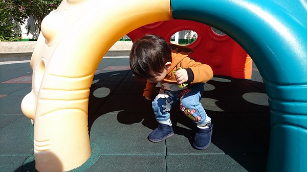 秀拉兒童遊戲場(鉛筆公園)：高雄~秀拉兒童遊戲場~鉛筆公園~大型繽粉鉛筆充滿童趣~遛小孩的好地方~