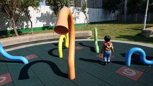 秀拉兒童遊戲場(鉛筆公園)：高雄~秀拉兒童遊戲場~鉛筆公園~大型繽粉鉛筆充滿童趣~遛小孩的好地方~