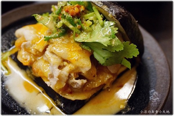 紅茶臭豆腐(西屯旗艦店)：台中西屯』紅茶臭豆腐西屯旗艦店，逢甲夜市美味小吃，臭豆腐vs麻辣煲從午餐到宵夜都滿足！