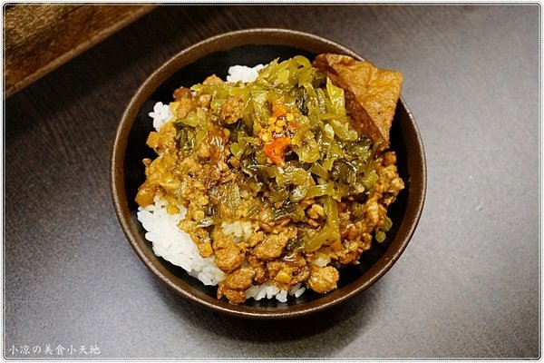 紅茶臭豆腐(西屯旗艦店)：台中西屯』紅茶臭豆腐西屯旗艦店，逢甲夜市美味小吃，臭豆腐vs麻辣煲從午餐到宵夜都滿足！