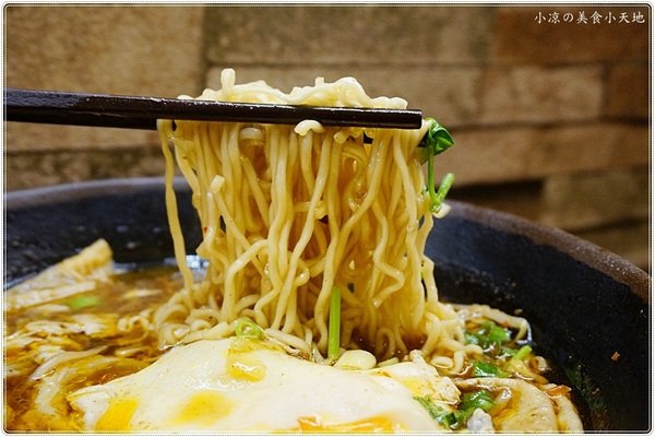 紅茶臭豆腐(西屯旗艦店)：台中西屯』紅茶臭豆腐西屯旗艦店，逢甲夜市美味小吃，臭豆腐vs麻辣煲從午餐到宵夜都滿足！