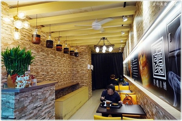 紅茶臭豆腐(西屯旗艦店)：台中西屯』紅茶臭豆腐西屯旗艦店，逢甲夜市美味小吃，臭豆腐vs麻辣煲從午餐到宵夜都滿足！