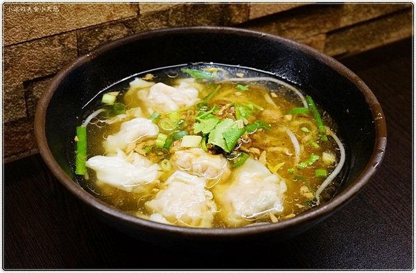 紅茶臭豆腐(西屯旗艦店)：台中西屯』紅茶臭豆腐西屯旗艦店，逢甲夜市美味小吃，臭豆腐vs麻辣煲從午餐到宵夜都滿足！