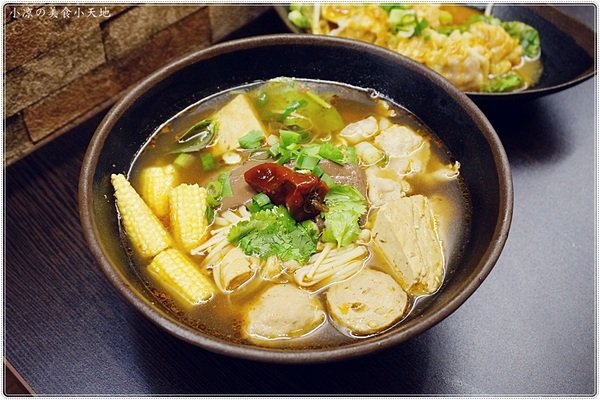 紅茶臭豆腐(西屯旗艦店)：台中西屯』紅茶臭豆腐西屯旗艦店，逢甲夜市美味小吃，臭豆腐vs麻辣煲從午餐到宵夜都滿足！