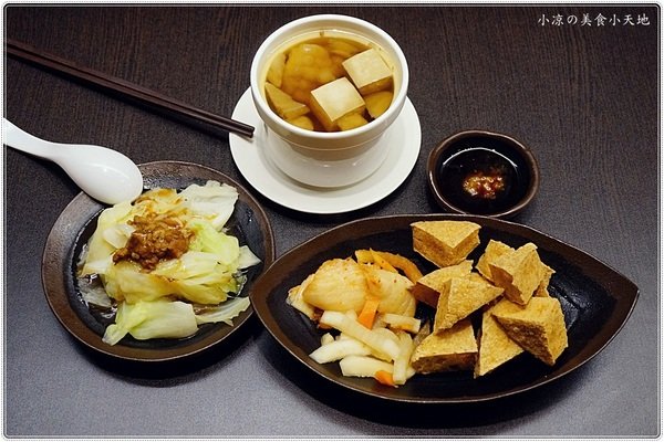 紅茶臭豆腐(西屯旗艦店)：台中西屯』紅茶臭豆腐西屯旗艦店，逢甲夜市美味小吃，臭豆腐vs麻辣煲從午餐到宵夜都滿足！