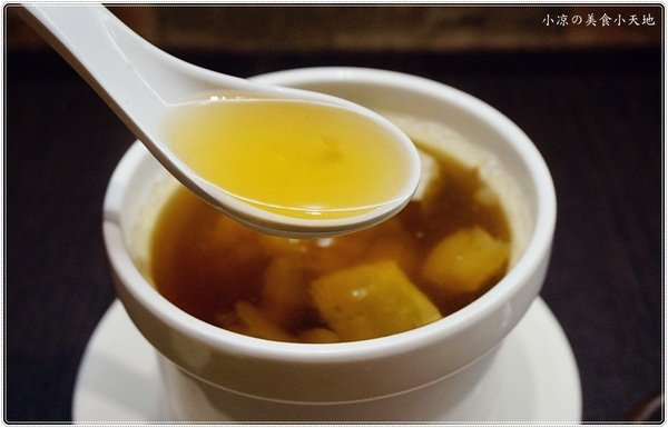 紅茶臭豆腐(西屯旗艦店)：台中西屯』紅茶臭豆腐西屯旗艦店，逢甲夜市美味小吃，臭豆腐vs麻辣煲從午餐到宵夜都滿足！