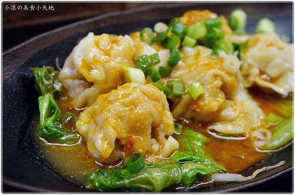 紅茶臭豆腐(西屯旗艦店)：台中西屯』紅茶臭豆腐西屯旗艦店，逢甲夜市美味小吃，臭豆腐vs麻辣煲從午餐到宵夜都滿足！