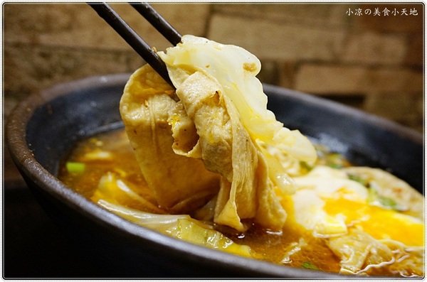 紅茶臭豆腐(西屯旗艦店)：台中西屯』紅茶臭豆腐西屯旗艦店，逢甲夜市美味小吃，臭豆腐vs麻辣煲從午餐到宵夜都滿足！