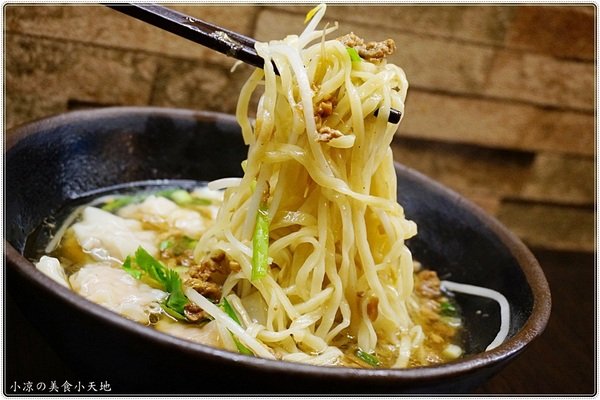 紅茶臭豆腐(西屯旗艦店)：台中西屯』紅茶臭豆腐西屯旗艦店，逢甲夜市美味小吃，臭豆腐vs麻辣煲從午餐到宵夜都滿足！