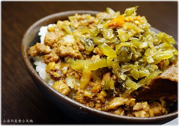 紅茶臭豆腐(西屯旗艦店)：台中西屯』紅茶臭豆腐西屯旗艦店，逢甲夜市美味小吃，臭豆腐vs麻辣煲從午餐到宵夜都滿足！