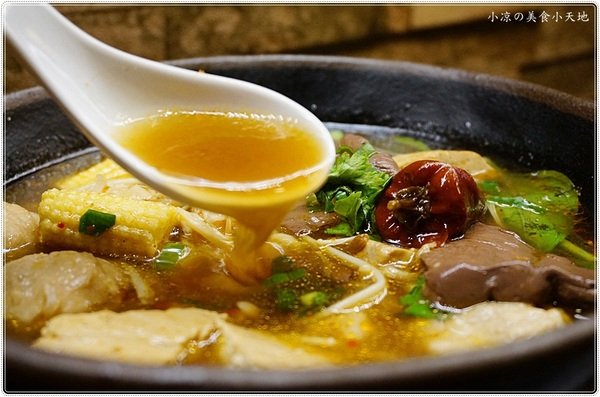 紅茶臭豆腐(西屯旗艦店)：台中西屯』紅茶臭豆腐西屯旗艦店，逢甲夜市美味小吃，臭豆腐vs麻辣煲從午餐到宵夜都滿足！