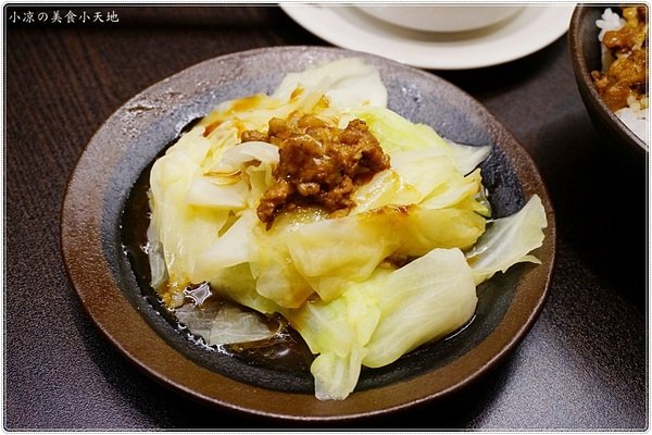 紅茶臭豆腐(西屯旗艦店)：台中西屯』紅茶臭豆腐西屯旗艦店，逢甲夜市美味小吃，臭豆腐vs麻辣煲從午餐到宵夜都滿足！