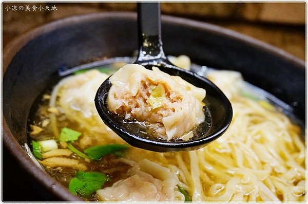 紅茶臭豆腐(西屯旗艦店)：台中西屯』紅茶臭豆腐西屯旗艦店，逢甲夜市美味小吃，臭豆腐vs麻辣煲從午餐到宵夜都滿足！