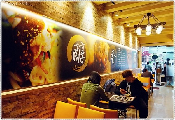 紅茶臭豆腐(西屯旗艦店)：台中西屯』紅茶臭豆腐西屯旗艦店，逢甲夜市美味小吃，臭豆腐vs麻辣煲從午餐到宵夜都滿足！