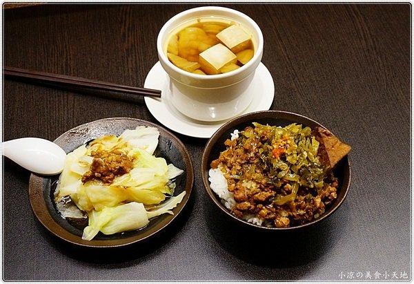 紅茶臭豆腐(西屯旗艦店)：台中西屯』紅茶臭豆腐西屯旗艦店，逢甲夜市美味小吃，臭豆腐vs麻辣煲從午餐到宵夜都滿足！