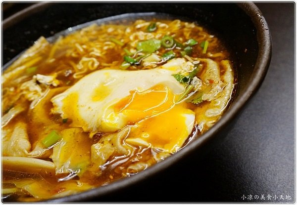 紅茶臭豆腐(西屯旗艦店)：台中西屯』紅茶臭豆腐西屯旗艦店，逢甲夜市美味小吃，臭豆腐vs麻辣煲從午餐到宵夜都滿足！