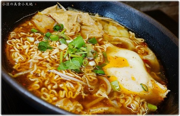 紅茶臭豆腐(西屯旗艦店)：台中西屯』紅茶臭豆腐西屯旗艦店，逢甲夜市美味小吃，臭豆腐vs麻辣煲從午餐到宵夜都滿足！