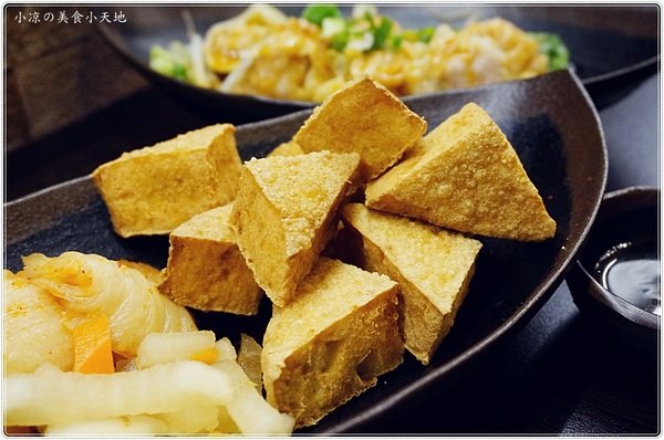 紅茶臭豆腐(西屯旗艦店)：台中西屯』紅茶臭豆腐西屯旗艦店，逢甲夜市美味小吃，臭豆腐vs麻辣煲從午餐到宵夜都滿足！