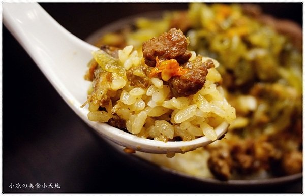 紅茶臭豆腐(西屯旗艦店)：台中西屯』紅茶臭豆腐西屯旗艦店，逢甲夜市美味小吃，臭豆腐vs麻辣煲從午餐到宵夜都滿足！