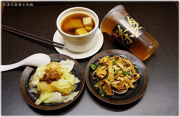 紅茶臭豆腐(西屯旗艦店)：台中西屯』紅茶臭豆腐西屯旗艦店，逢甲夜市美味小吃，臭豆腐vs麻辣煲從午餐到宵夜都滿足！