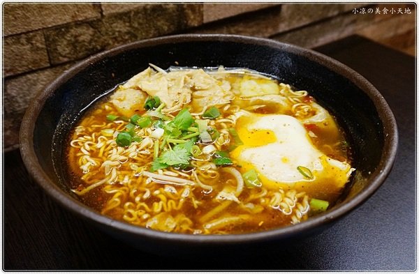 紅茶臭豆腐(西屯旗艦店)：台中西屯』紅茶臭豆腐西屯旗艦店，逢甲夜市美味小吃，臭豆腐vs麻辣煲從午餐到宵夜都滿足！