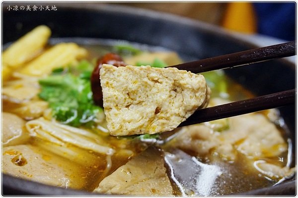 紅茶臭豆腐(西屯旗艦店)：台中西屯』紅茶臭豆腐西屯旗艦店，逢甲夜市美味小吃，臭豆腐vs麻辣煲從午餐到宵夜都滿足！