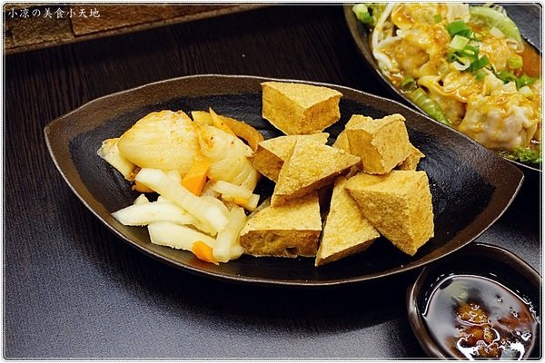 紅茶臭豆腐(西屯旗艦店)：台中西屯』紅茶臭豆腐西屯旗艦店，逢甲夜市美味小吃，臭豆腐vs麻辣煲從午餐到宵夜都滿足！