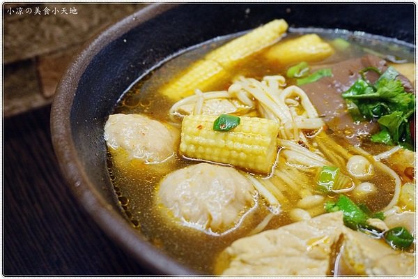 紅茶臭豆腐(西屯旗艦店)：台中西屯』紅茶臭豆腐西屯旗艦店，逢甲夜市美味小吃，臭豆腐vs麻辣煲從午餐到宵夜都滿足！