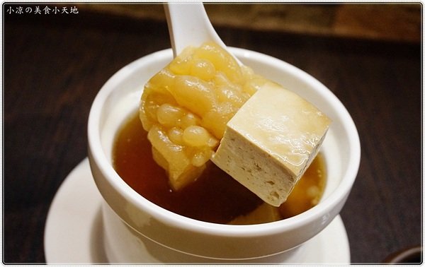 紅茶臭豆腐(西屯旗艦店)：台中西屯』紅茶臭豆腐西屯旗艦店，逢甲夜市美味小吃，臭豆腐vs麻辣煲從午餐到宵夜都滿足！