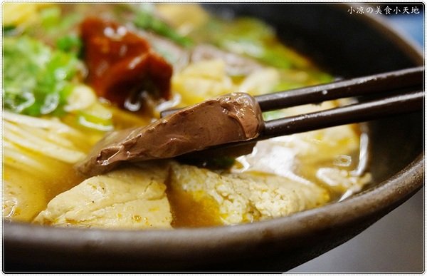 紅茶臭豆腐(西屯旗艦店)：台中西屯』紅茶臭豆腐西屯旗艦店，逢甲夜市美味小吃，臭豆腐vs麻辣煲從午餐到宵夜都滿足！