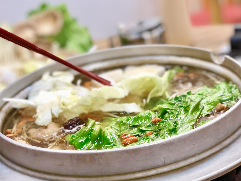 [台北南港] 帝王食補台灣黑金老菜脯 x 香甜多汁黃金雞 / 菜脯雞清爽回甘養生鍋物／捷運南港展覽館