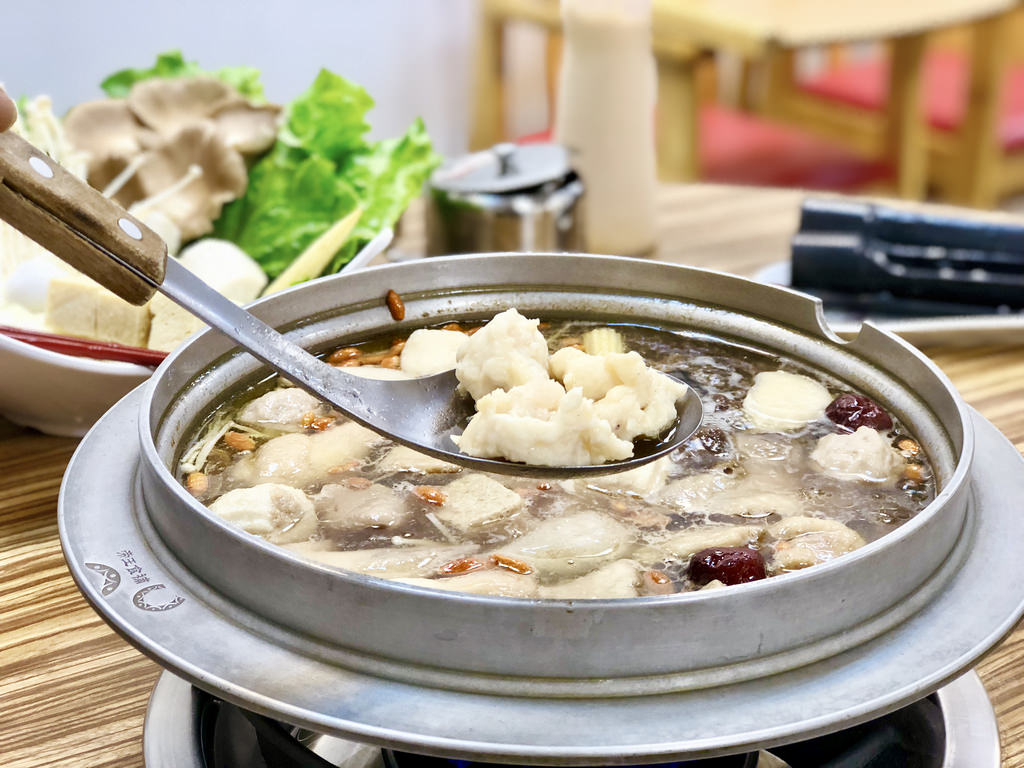 [台北南港] 帝王食補台灣黑金老菜脯 x 香甜多汁黃金雞 / 菜脯雞清爽回甘養生鍋物／捷運南港展覽館