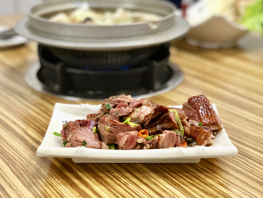 [台北南港] 帝王食補台灣黑金老菜脯 x 香甜多汁黃金雞 / 菜脯雞清爽回甘養生鍋物／捷運南港展覽館