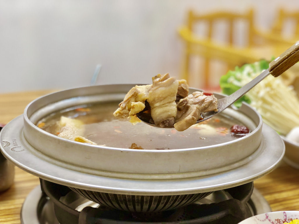 [台北南港] 帝王食補台灣黑金老菜脯 x 香甜多汁黃金雞 / 菜脯雞清爽回甘養生鍋物／捷運南港展覽館