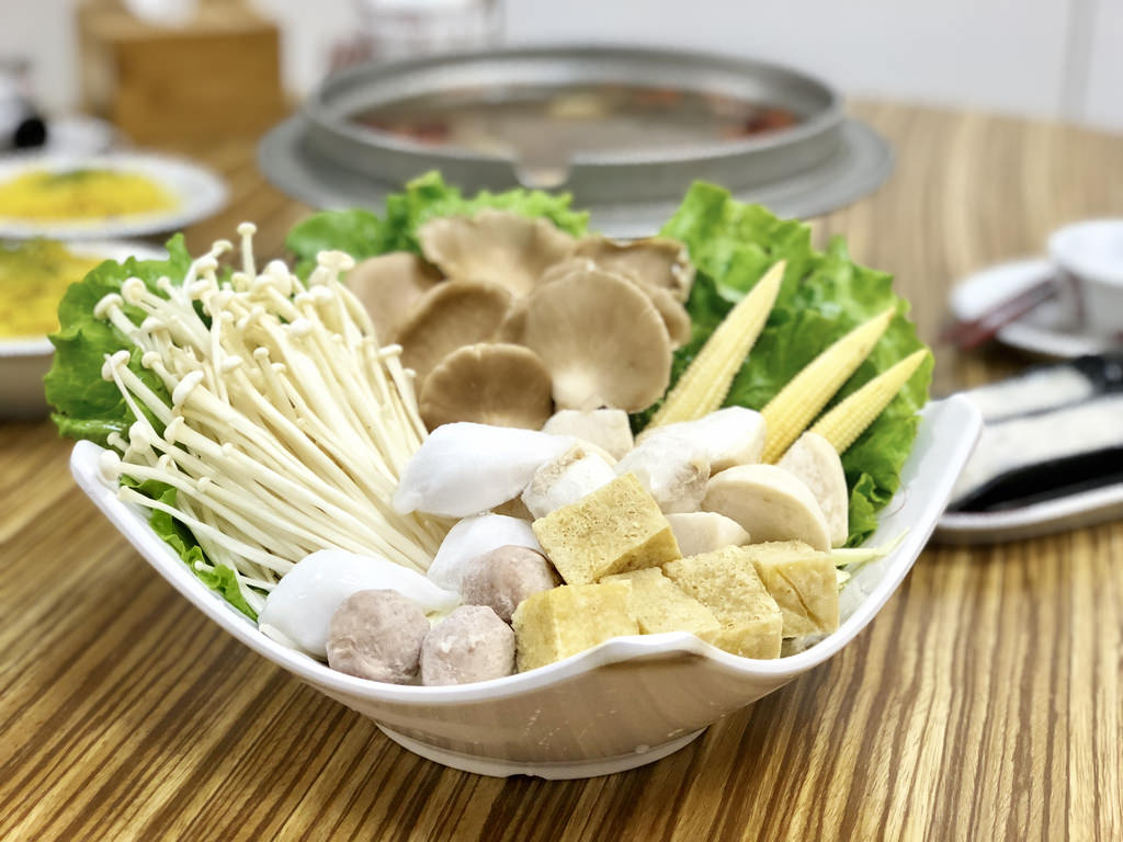 [台北南港] 帝王食補台灣黑金老菜脯 x 香甜多汁黃金雞 / 菜脯雞清爽回甘養生鍋物／捷運南港展覽館