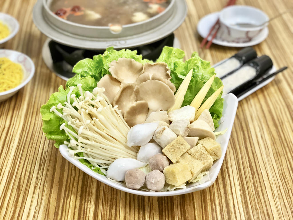 [台北南港] 帝王食補台灣黑金老菜脯 x 香甜多汁黃金雞 / 菜脯雞清爽回甘養生鍋物／捷運南港展覽館