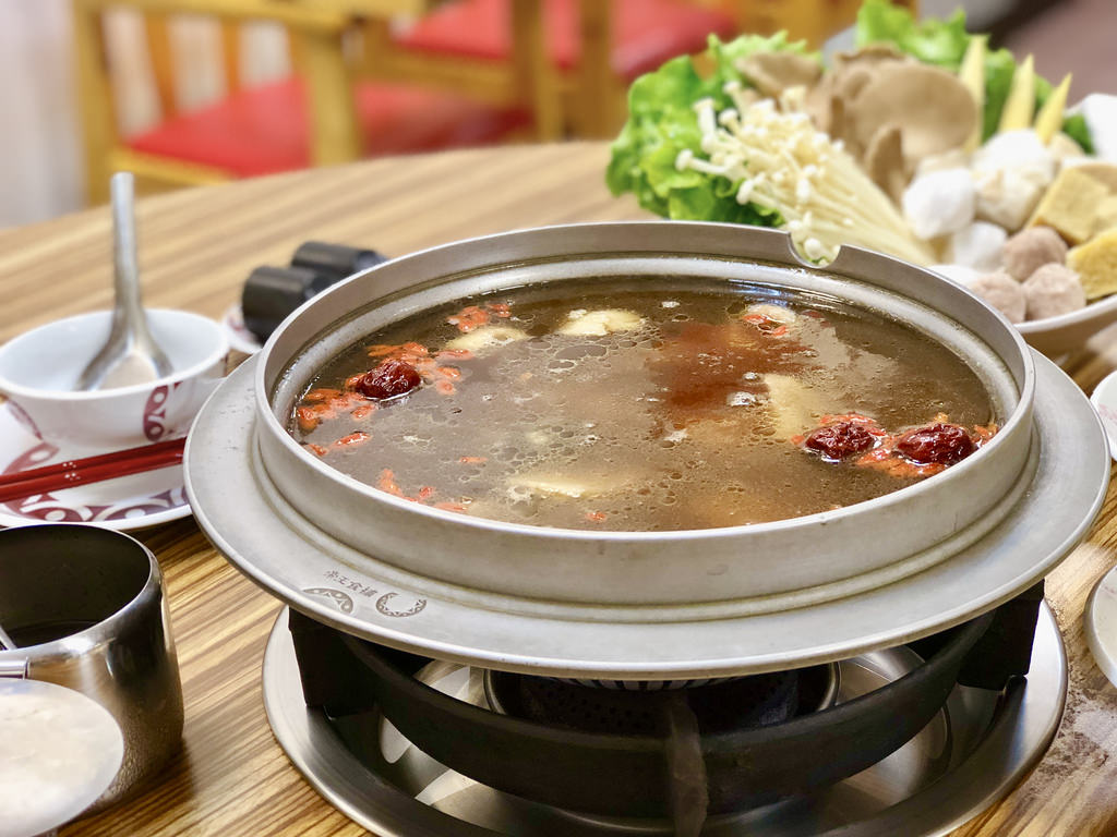 [台北南港] 帝王食補台灣黑金老菜脯 x 香甜多汁黃金雞 / 菜脯雞清爽回甘養生鍋物／捷運南港展覽館