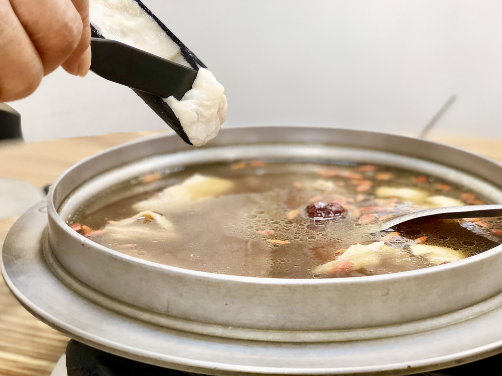 [台北南港] 帝王食補台灣黑金老菜脯 x 香甜多汁黃金雞 / 菜脯雞清爽回甘養生鍋物／捷運南港展覽館