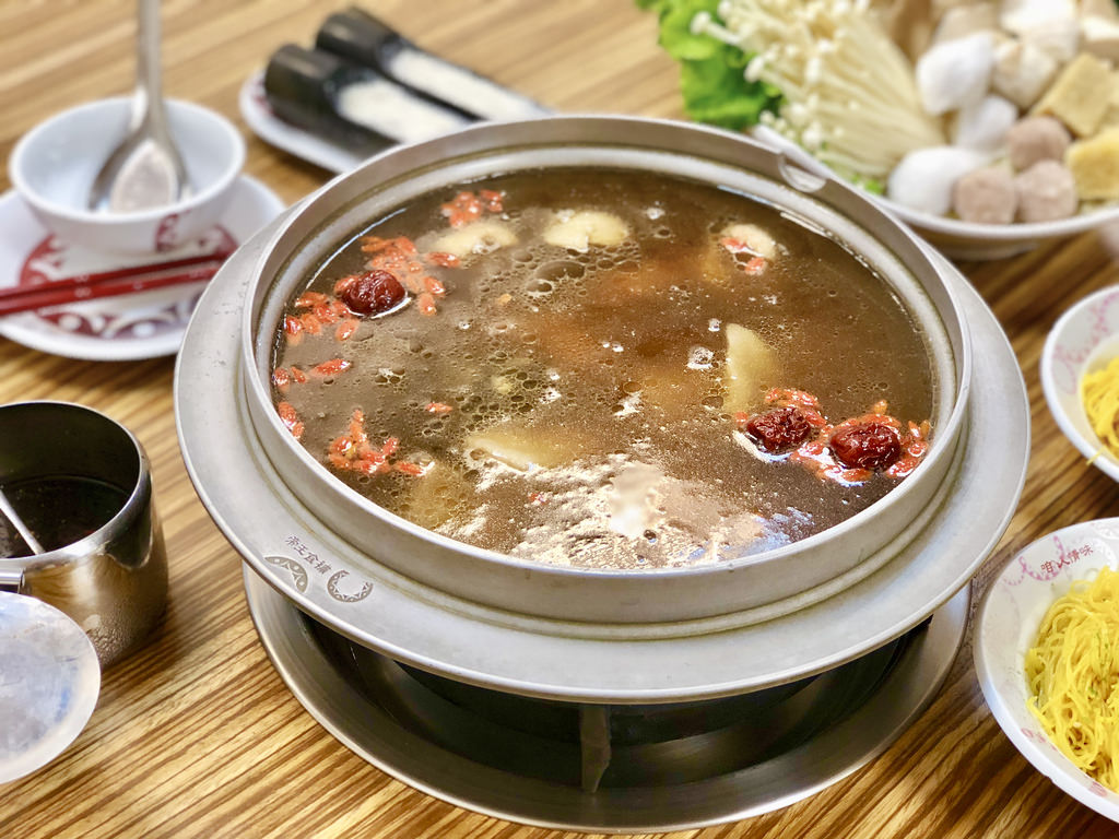 [台北南港] 帝王食補台灣黑金老菜脯 x 香甜多汁黃金雞 / 菜脯雞清爽回甘養生鍋物／捷運南港展覽館