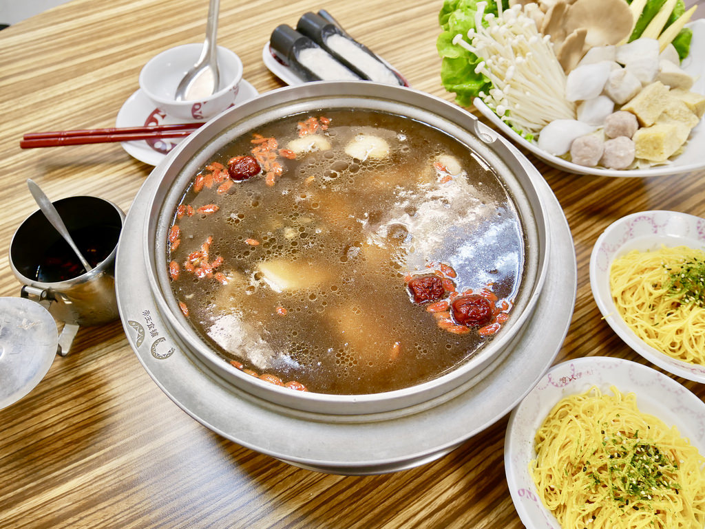 [台北南港] 帝王食補台灣黑金老菜脯 x 香甜多汁黃金雞 / 菜脯雞清爽回甘養生鍋物／捷運南港展覽館