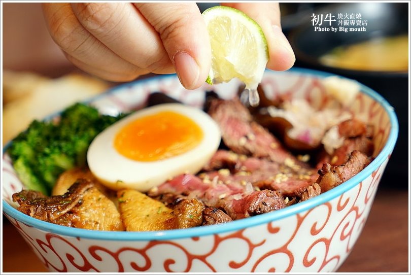 【板橋美食】初牛炭火直燒丼飯專賣店‧好評不斷的必點厚切牛排丼!