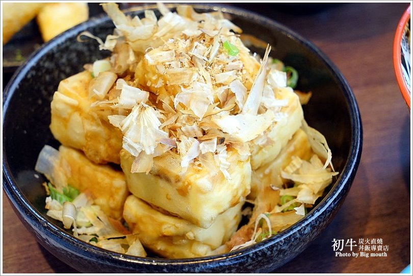 【板橋美食】初牛炭火直燒丼飯專賣店‧好評不斷的必點厚切牛排丼!