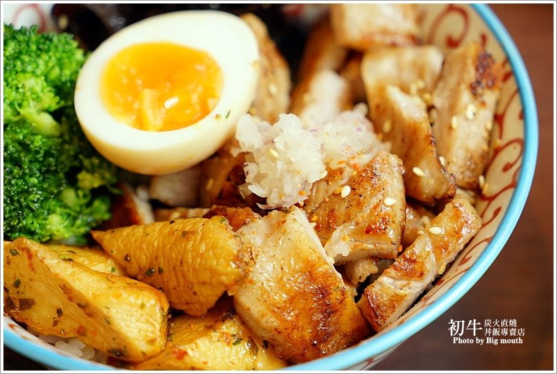 【板橋美食】初牛炭火直燒丼飯專賣店‧好評不斷的必點厚切牛排丼!