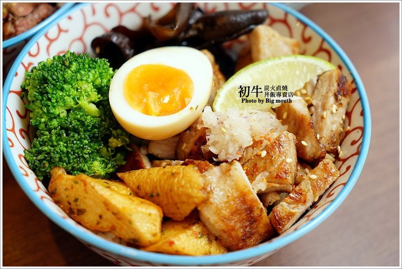 【板橋美食】初牛炭火直燒丼飯專賣店‧好評不斷的必點厚切牛排丼!