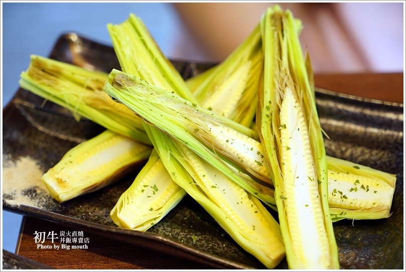 【板橋美食】初牛炭火直燒丼飯專賣店‧好評不斷的必點厚切牛排丼!