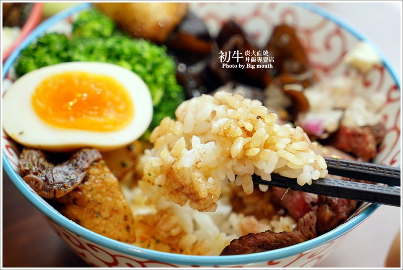 【板橋美食】初牛炭火直燒丼飯專賣店‧好評不斷的必點厚切牛排丼!
