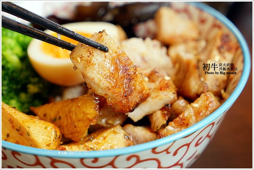 【板橋美食】初牛炭火直燒丼飯專賣店‧好評不斷的必點厚切牛排丼!