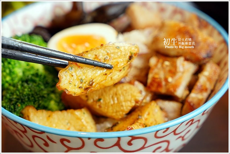 【板橋美食】初牛炭火直燒丼飯專賣店‧好評不斷的必點厚切牛排丼!
